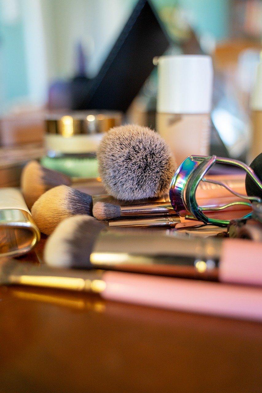 makeup-7744543_1280-1